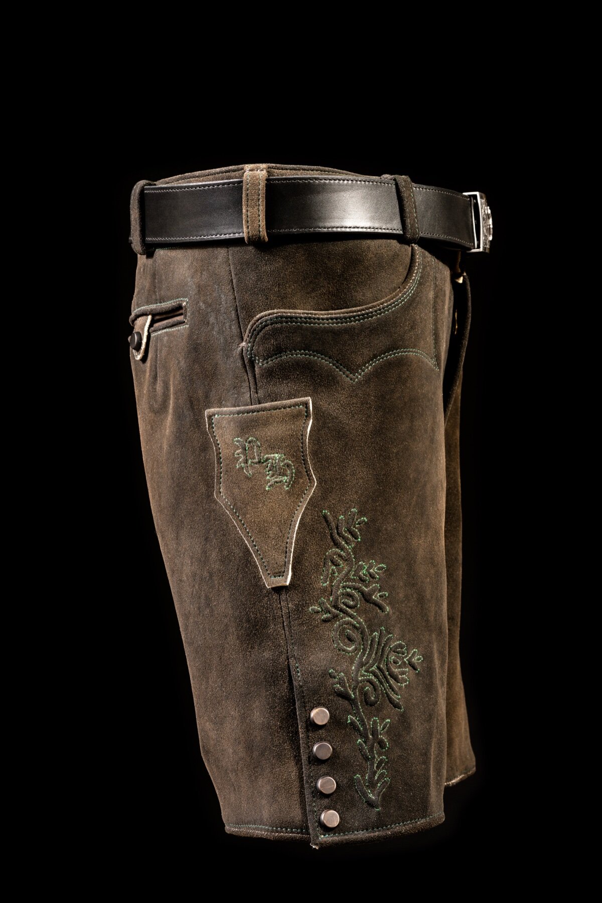 Lederhose Seitenansicht mit Stickerei