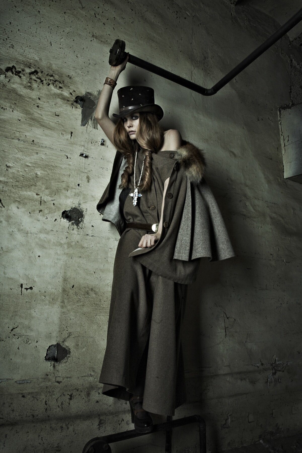 Model mit Zylinder, Cape und Damastkette