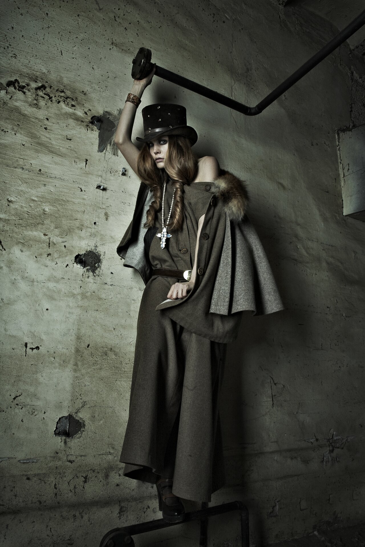 Cape mit Damast-Kreuz und Pelz